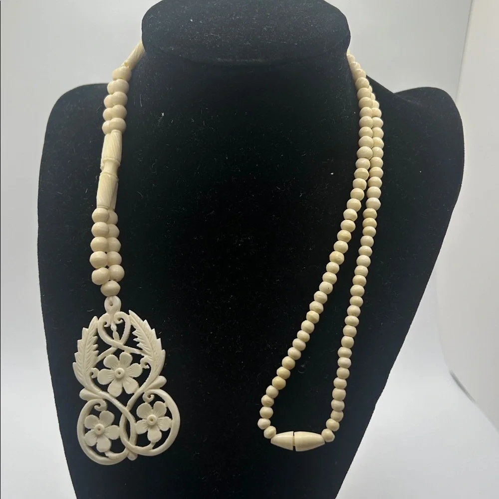 1950’s Vintage Bone Carved Floral Pendant Necklace